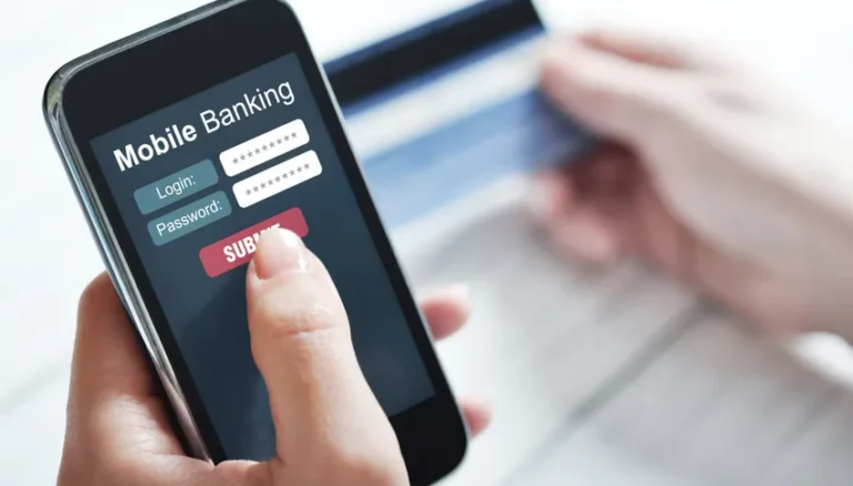 Personne utilisant une application de banque mobile sur smartphone, illustrant la sécurité bancaire et la prévention de la fraude.