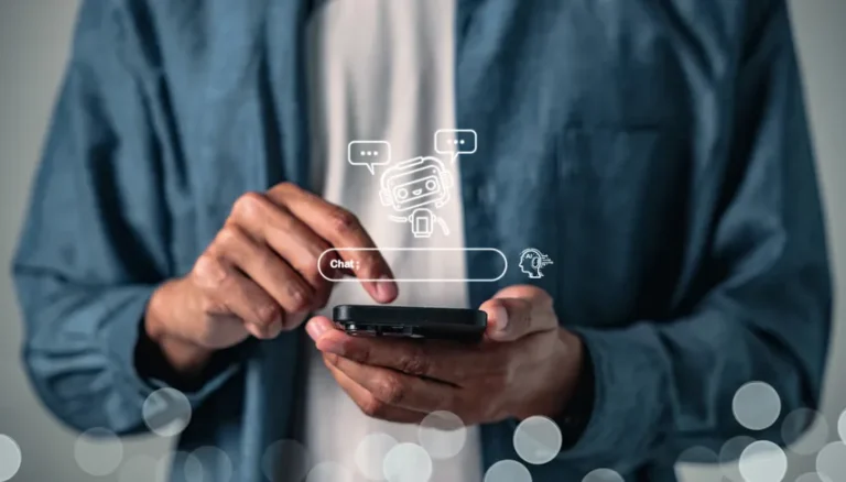 Personne utilisant un smartphone avec des icônes de chat et de robot, illustrant les enjeux juridiques liés à l'intelligence artificielle dans le référencement.
