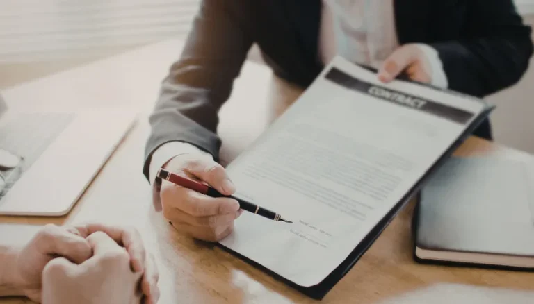 Consultation avec un avocat pour analyser la nullité d'une marque imprécise dans un contrat hors établissement, illustrant l'expertise en droit des marques.