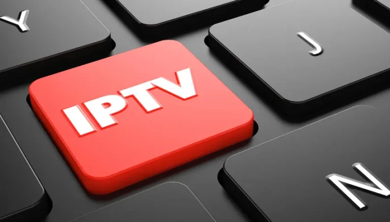 Icône IPTV rouge sur clavier d'ordinateur, symbolisant la fin de l'impunité pour le piratage IPTV et les risques juridiques croissants.
