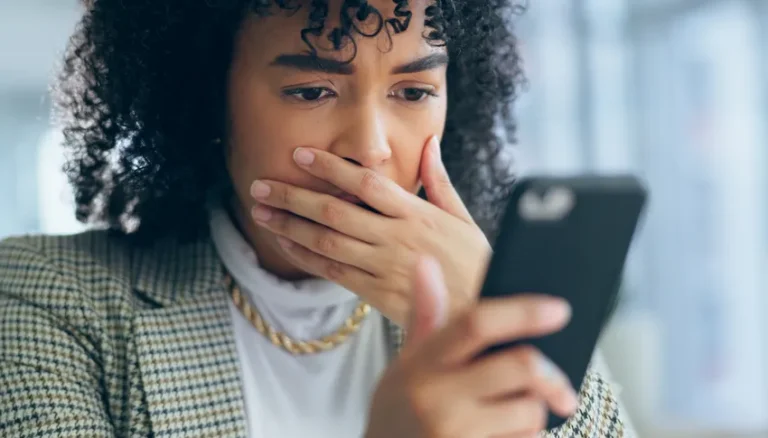 Femme surprise découvrant une arnaque à l'investissement liée à l'IA, illustrant les risques de deepfake et escroquerie financière.