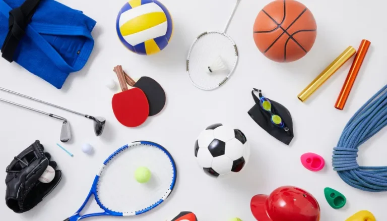 Collection d'équipements sportifs variés incluant ballons, raquettes, cordes et accessoires pour la pratique sportive.