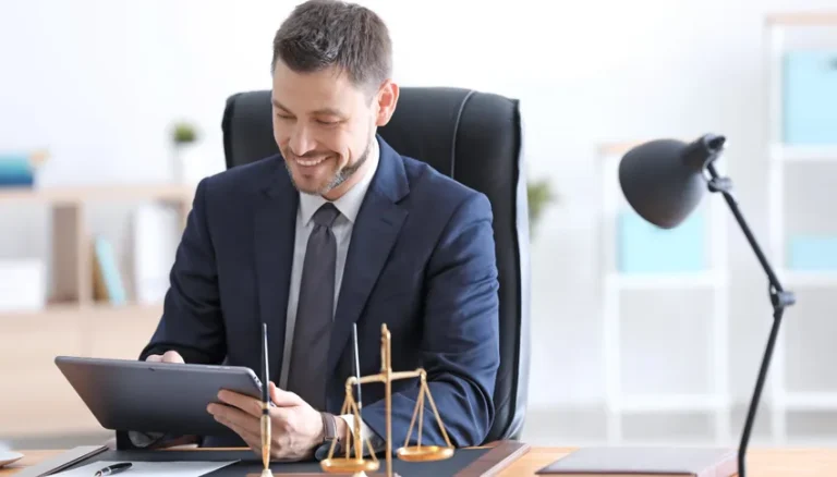 Homme d'affaires en costume utilisant une tablette dans un bureau moderne, symbolisant le conseil juridique et la gestion d'entreprise.