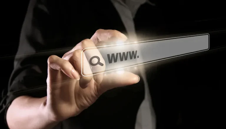 Personne utilisant un ordinateur pour rechercher un nom de domaine, illustrant la stratégie juridique et numérique dans le contexte de la présidentielle 2027.