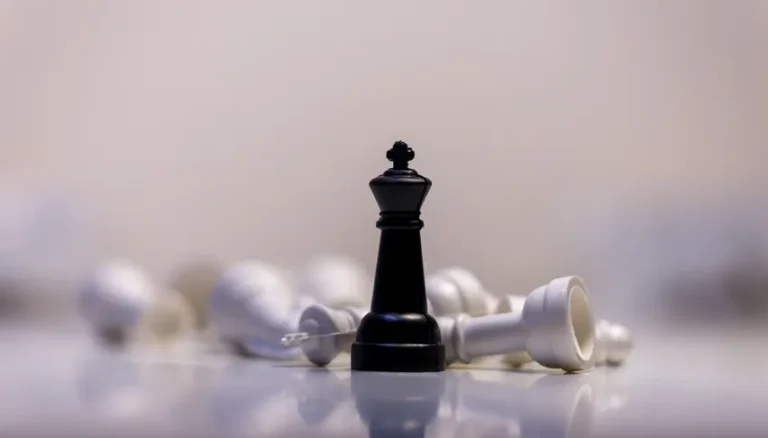 Échiquier avec une pièce noire au centre, symbolisant la stratégie juridique et la réflexion stratégique chez Haas Avocats.