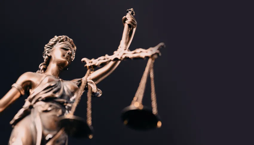 Statue de la justice avec balance, symbole de l'équité et du droit en France.