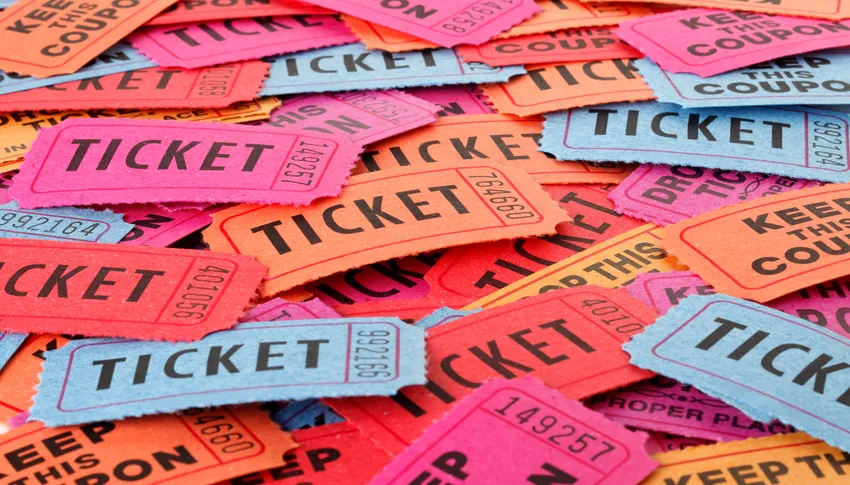Billets d'entrée colorés pour événements, concerts et spectacles, illustrant la gestion des tickets et la sécurité lors de l'accès.