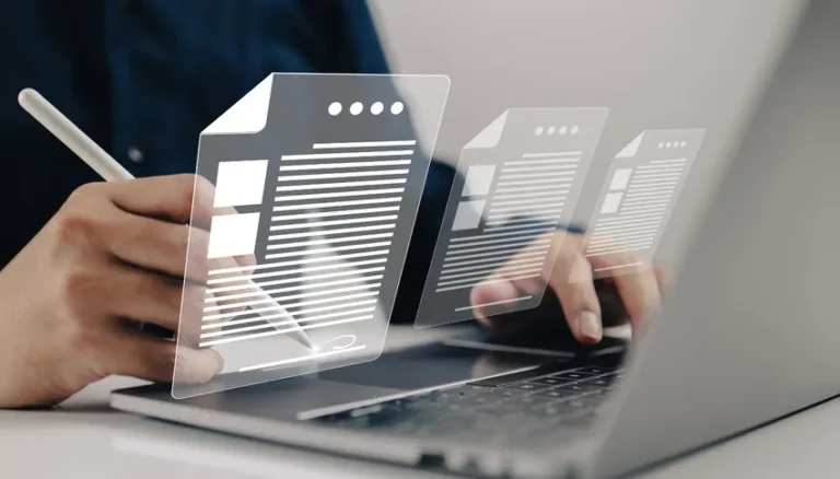 Personne utilisant une tablette pour gérer des documents juridiques numériques avec des interfaces holographiques transparentes.